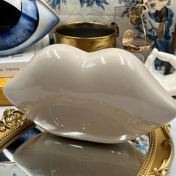 🆕 LULU GUINNESS 🧿 NWOT Iconic Lips Perspex Clutch Stone Grey - Picture 7 of 11